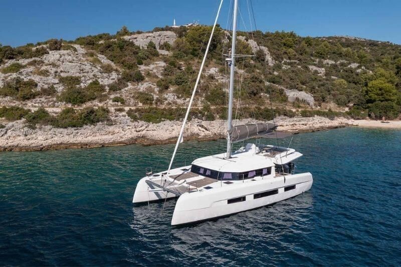 In the Capo d'Orlando Marina lies a modern and luxurious catamaran for eleven people